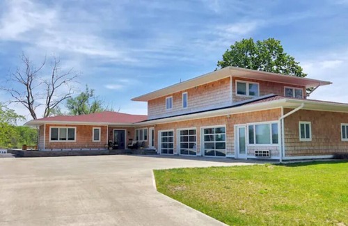 Athens House | Paradise On The River