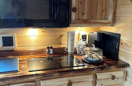 Millersburg Cabin | Paradise Peak Cabins “Songbird”outdoor hot tub in the heart of Amish Country