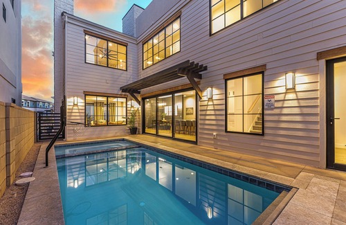 St. George House | Paradise Shores: Private Pool, Lagoon + Beaches