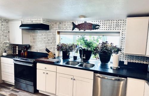 Homer House | Paradise Suites The Wolf Den