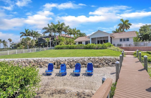 Sorrento Shores Villa | Paradise with a pool, pier and private beach area