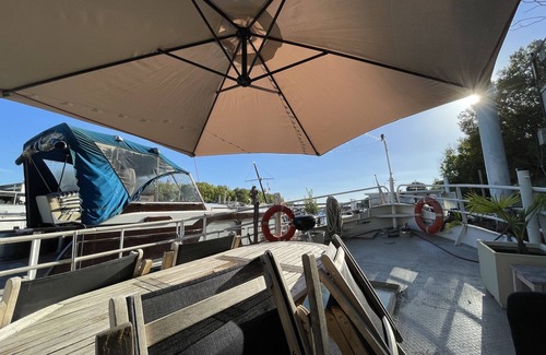 Asnieres-sur-Seine Boat Rental | PARIS Unusual house on the Seine, 15 minutes from the Invalides,