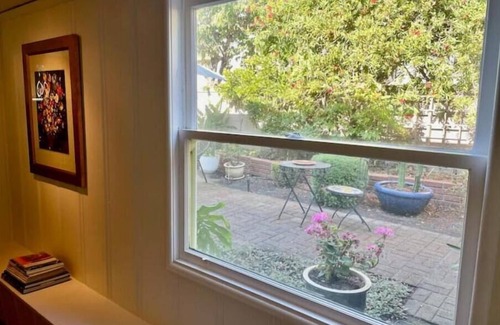 Oakland Apartment | Parking, Private Yard. Fast Wi-fi. Washer and Dryer. Pet friendly. Close to Bart
