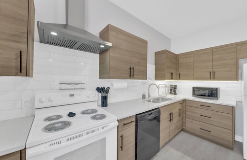 Leamington Apartment | Parkside Flat #5 - Seacliff Beach Suites