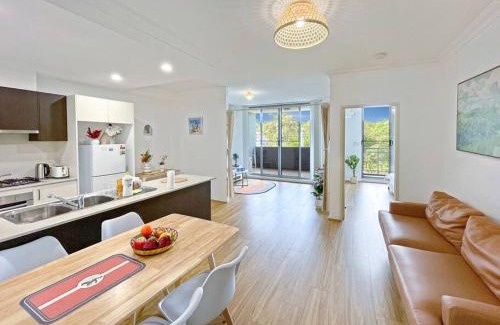 West Ryde Apartment | ParkView Apt & Private Parking & Close to Station