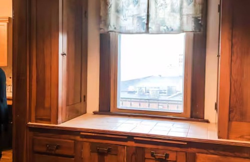 Beardstown Apartment | Parkview Beardstown Home with a View 3-Bedroom, WiFi, A/C, Full Kitchen & Dining