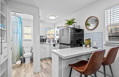 Parrot Cove Cottage | Parrot Cove Paradise♥ Cozy, Modern Cottage w/Yard