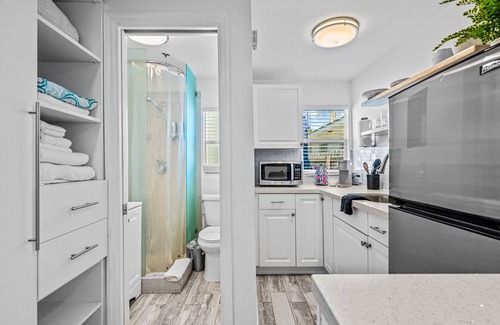Parrot Cove Cottage | Parrot Cove Paradise♥ Cozy, Modern Cottage w/Yard