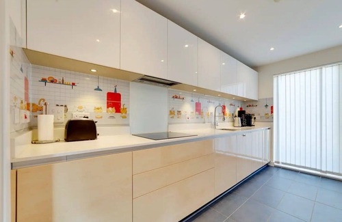 Trumpington House | Pass the Keys | 53 Austin Drive · Modern Townhouse near Addenbrookes | Own Parking