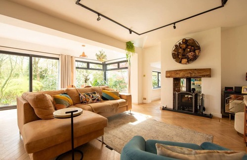 Sugnall House | Pass the Keys | Acorn Lodge · Luxury Retreat In a Stunning Oasis With Hot Tub