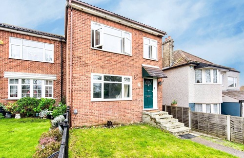 St. Michael's House | Pass the Keys | Bright Spacious Home Away From Home With Parking