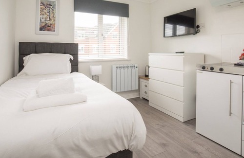 Langley Marish Apartment | Pass the Keys | Compact 1 Bed Room with Bathroom and Kitchen