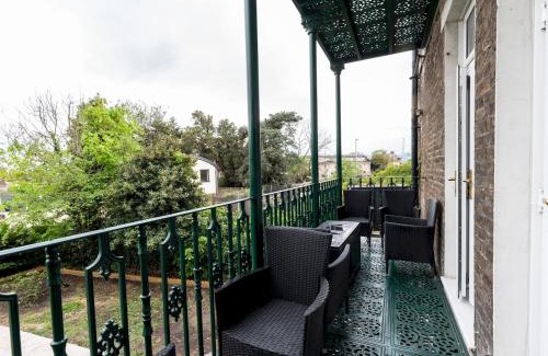 Blackheath House | Pass the Keys Elegant 4BR House Parking Garden Library