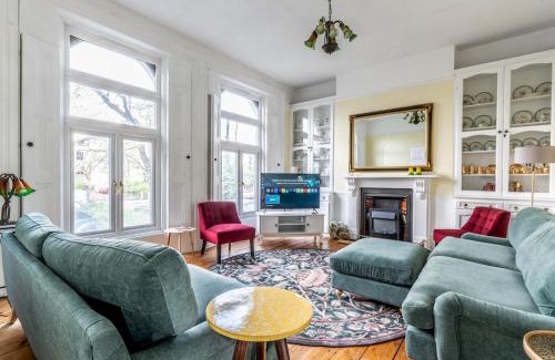 Blackheath House | Pass the Keys Elegant 4BR House Parking Garden Library