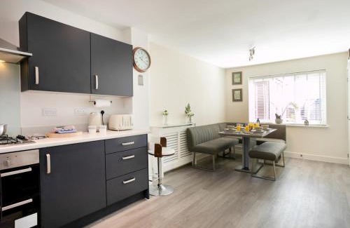 Edwalton House | Pass the Keys Elegant Townhouse with Garden Wi-Fi Work Space