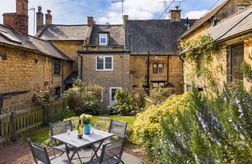 Bourton-on-the-Hill House | Pass the Keys Cosy Cottage 17th century Garden Parking