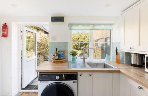 Bourton-on-the-Hill House | Pass the Keys Cosy Cottage 17th century Garden Parking