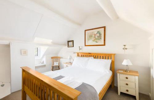 Bourton-on-the-Hill House | Pass the Keys Cosy Cottage 17th century Garden Parking