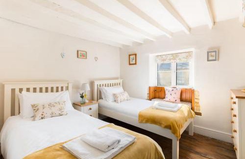 Bourton-on-the-Hill House | Pass the Keys Cosy Cottage 17th century Garden Parking