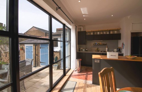 Southend-on-Sea House | Pass the Keys | Cosy Stylish house near Southend