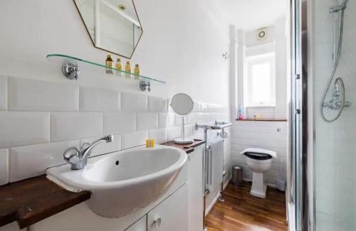 Queen's Gate Apartment | Pass the Keys Hidden Gem in the heart of Gloucester Road, London