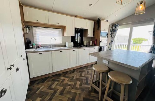 Lydd-on-Sea Apartment | Pass the Keys | Luxury Lodge