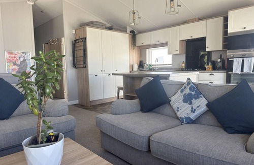Lydd-on-Sea Apartment | Pass the Keys | Luxury Lodge