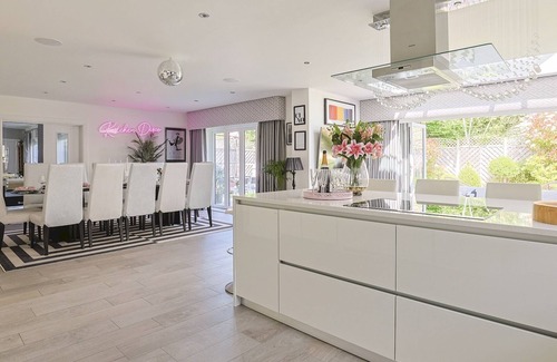Winkfield House | Pass the Keys | Luxury Villa with Hot Tub - 5 minutes to Legoland