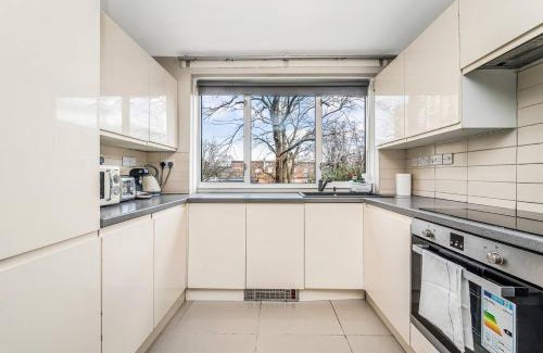 Stepney Green Apartment | Pass the Keys Modern Apartment by Whitechapel Hospital