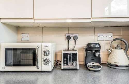 Stepney Green Apartment | Pass the Keys Modern Apartment by Whitechapel Hospital