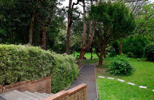 Mumbles Apartment | Pass the Keys | Quiet Coastal Retreat between Langland and Caswell