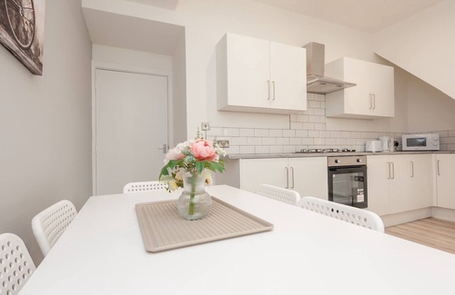 Chapeltown House | Pass the Keys | Spacious Retreat near city centre