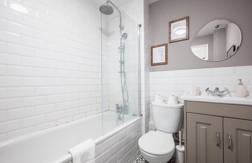 Victoria Apartment | Pass the Keys | Stylish flat in East London