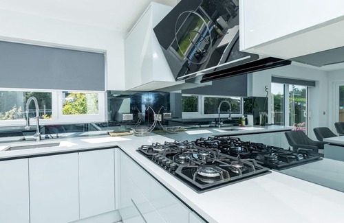 Reading House | Pass the Keys | Stylish House|Smart Features|Jacuzzi|Large Garden