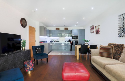 Kew Apartment | Pass the Keys | Stylish Designer Balcony Apartment in Kew