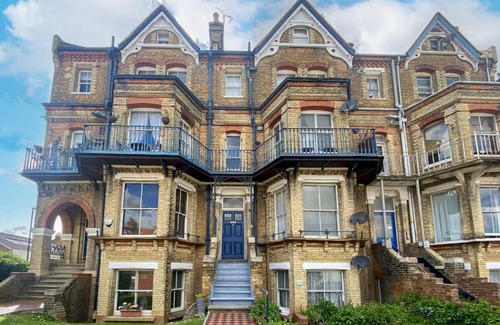 Herne Bay Apartment | Pass the Keys Stylish period seaside apartment direct sea view