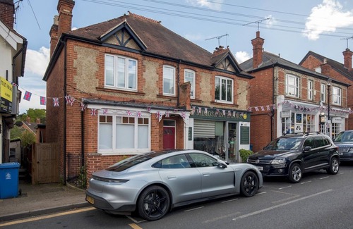 Sunninghill House | Pass the Keys | Trendy Flat in Sunninghill's Village Atmosphere
