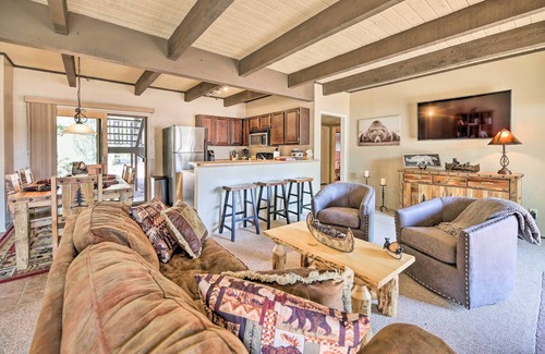 Pinetop Apartment | Patio & Fireplace: Country Club Pinetop Condo!