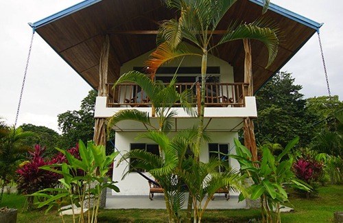 Pavones House | PAVONES Modern BUNGALOW, Close to SURF! WIFI, AC, HOT H20! 2 min Walk to Beach.