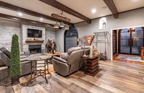 North by Northwest House | PB&J Getaway - 3BR/2BA - Courtyard Farmhouse