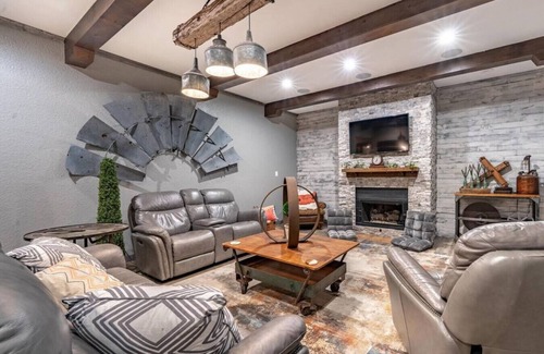 North by Northwest House | PB&J Getaway - 3BR/2BA - Courtyard Farmhouse