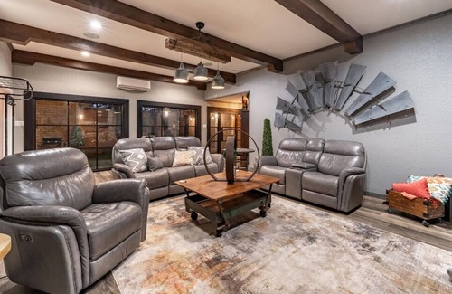 North by Northwest House | PB&J Getaway - 3BR/2BA - Courtyard Farmhouse