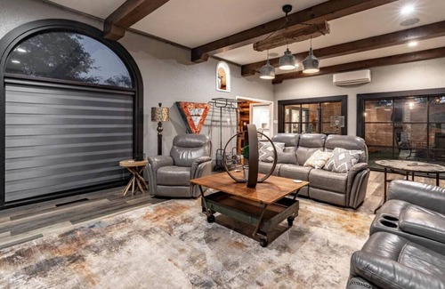 North by Northwest House | PB&J Getaway - 3BR/2BA - Courtyard Farmhouse