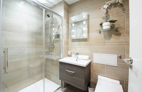Notting Dale Apartment | PBC | Large Studio w/Patio in Bayswater (LS4)