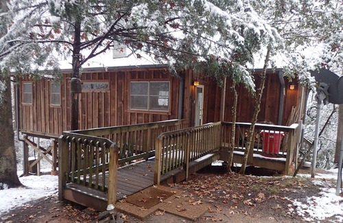 Easley Cabin | Peace-in-the-Forest Retreat - Singles, Couples, Artists, Forest Lovers