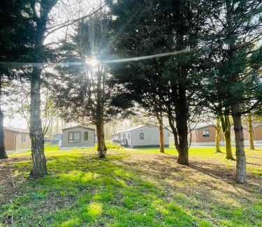 Allerthorpe House | Peace Lodge with Hot Tub