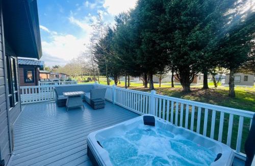 Allerthorpe House | Peace Lodge with Hot Tub