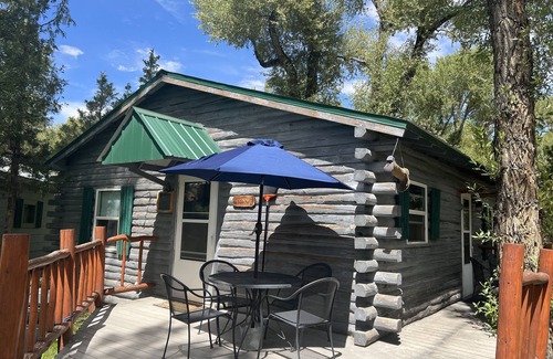 Riverside Cabin | Peaceful 2-Bedroom Cabin at Buffalo Point | Firepit, Deck & Nature