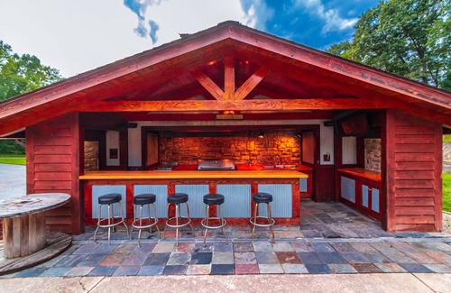 Peebles House | Peaceful 8 Bedroom 5 Bath w/patio bar-grill and swimming pond