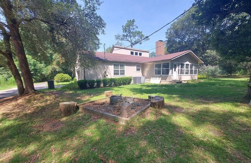 Douglas House | Peaceful almost 4 acres pond,sunroom, close to shopping restaurant's Douglas,GA